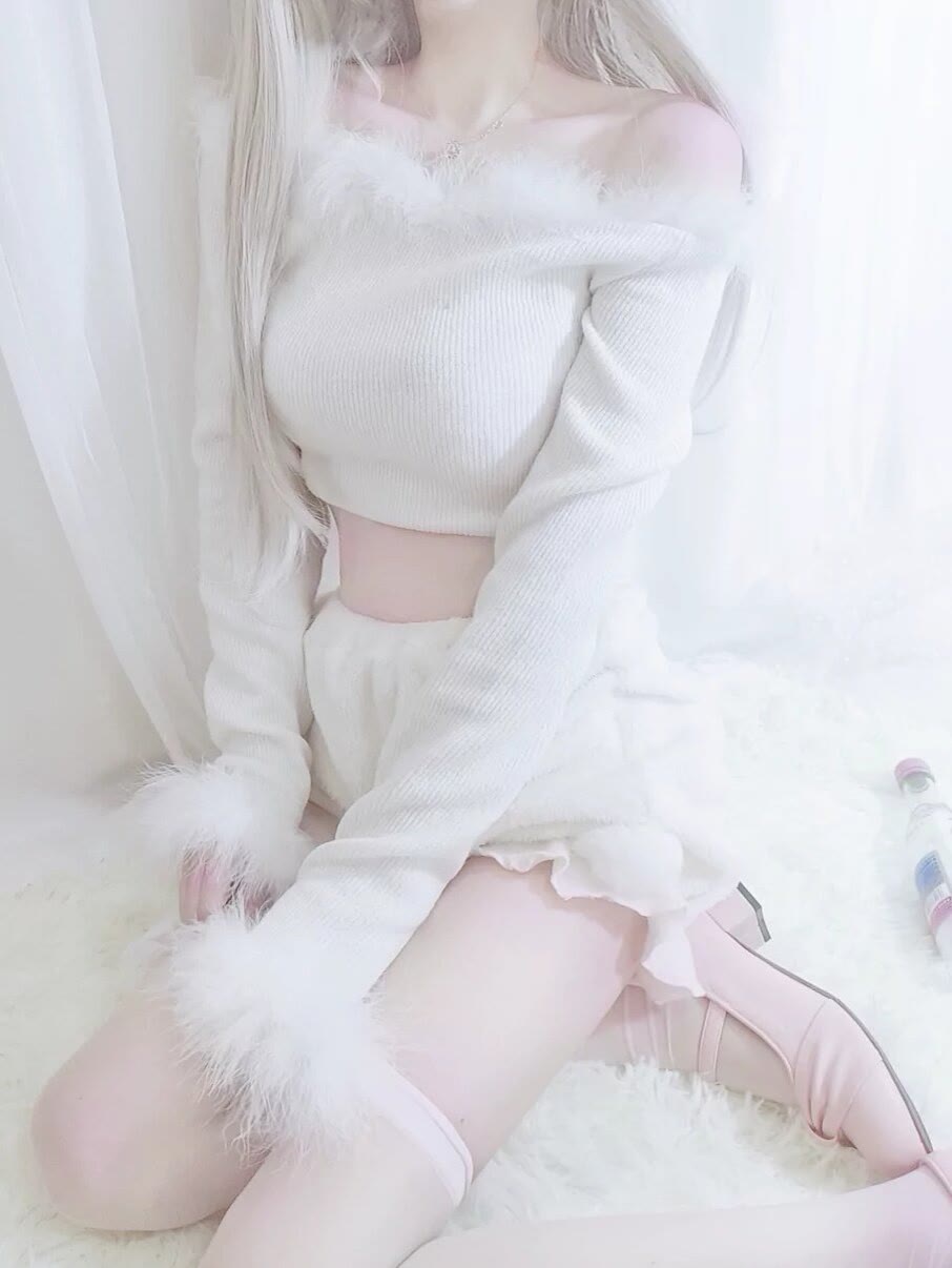 娇嫩的白丝白毛巨乳可爱小娇妻美图插图1