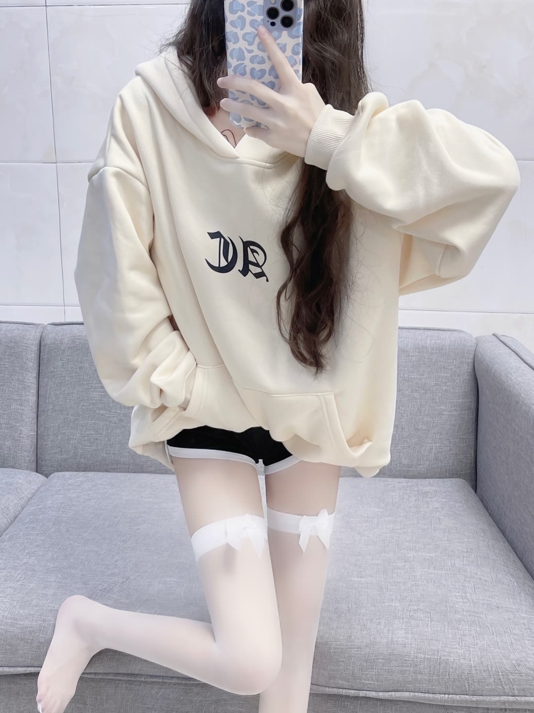 家里的过膝白丝卫衣体操裤小姐姐插图3