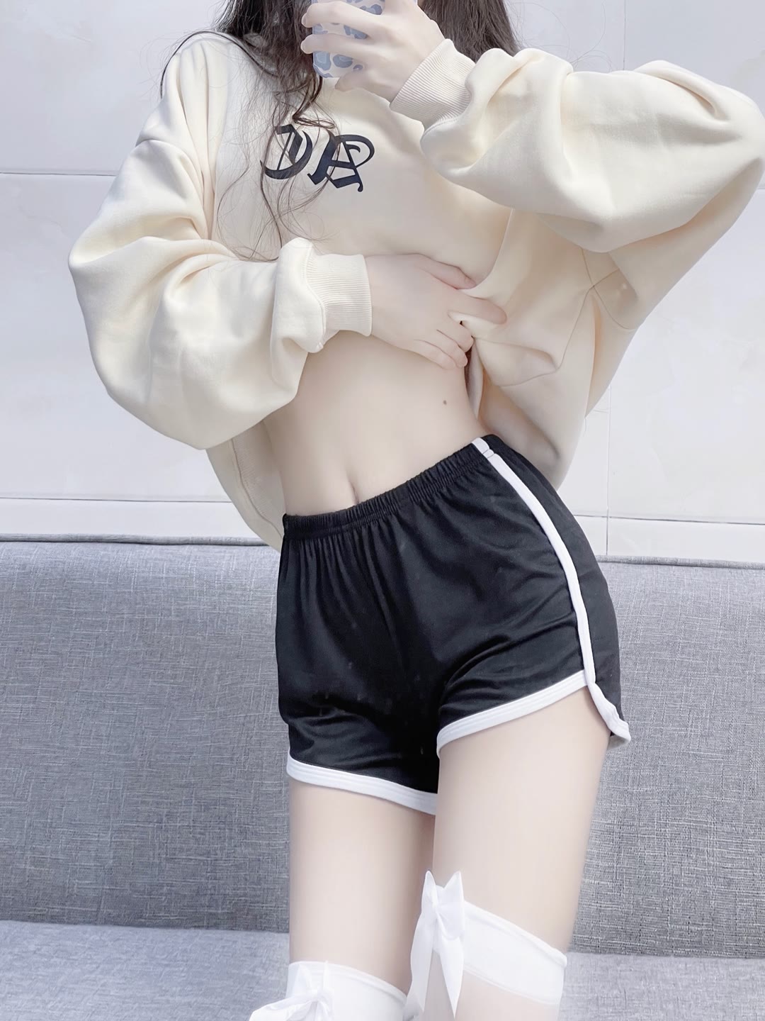 家里的过膝白丝卫衣体操裤小姐姐插图9