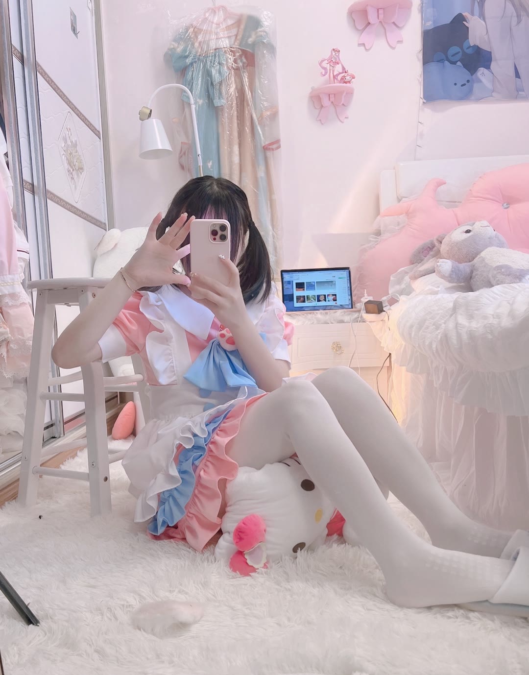 在房间拍照的超可爱白丝双马尾小萝莉插图5