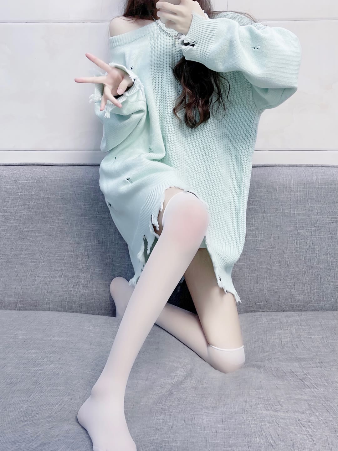 露肩破洞毛衣的白丝超透肉小姐姐插图9