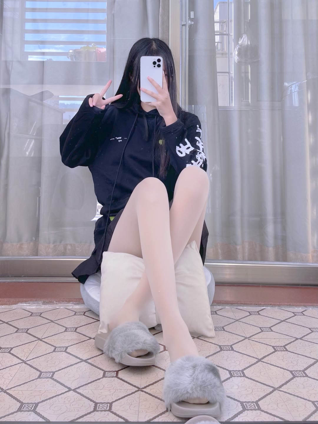 敲可爱的肉丝长头发短裙小姐姐美图-宪雯學网