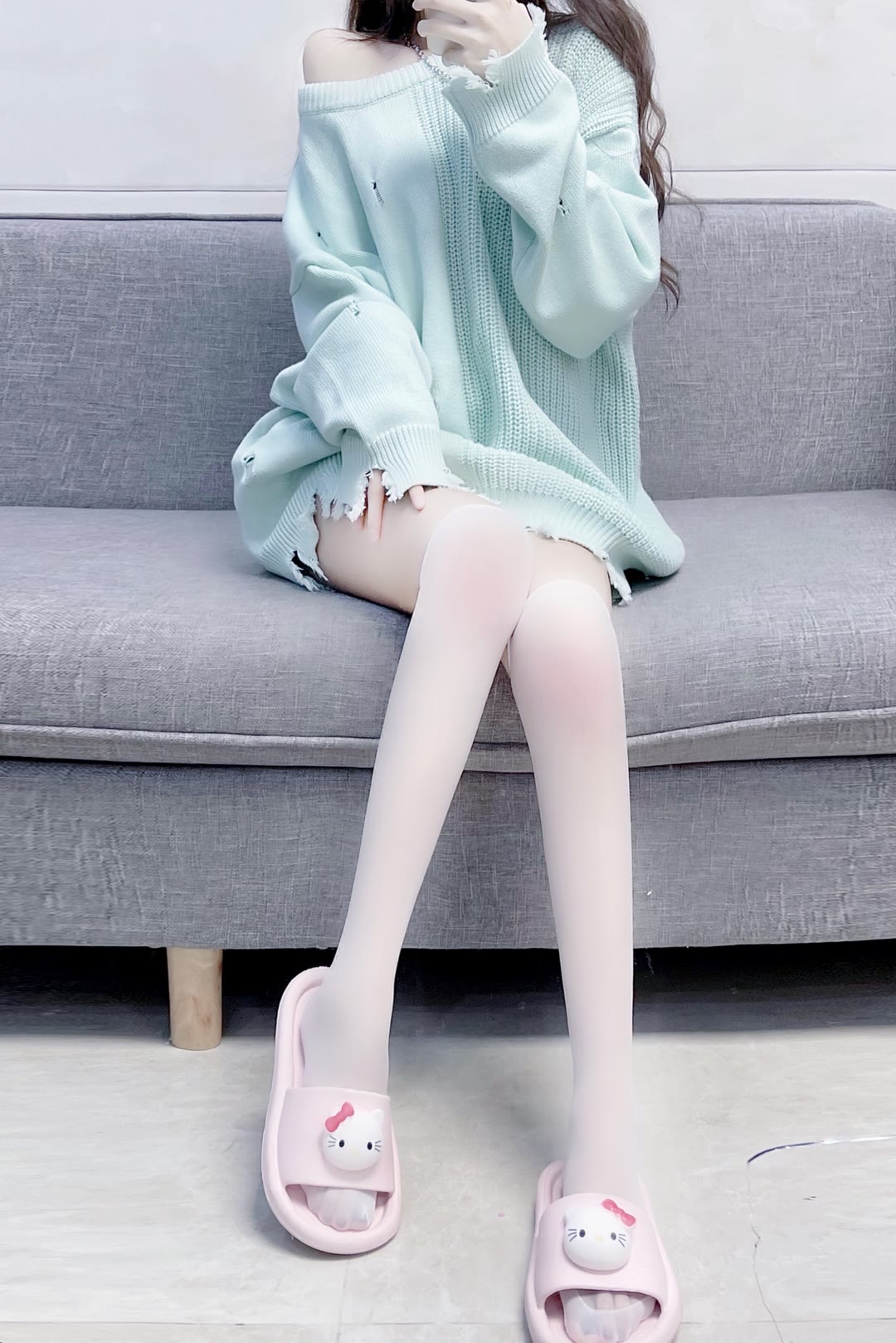 露肩破洞毛衣的白丝超透肉小姐姐