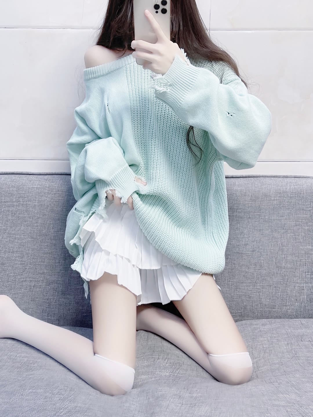 露肩破洞毛衣的白丝超透肉小姐姐插图1