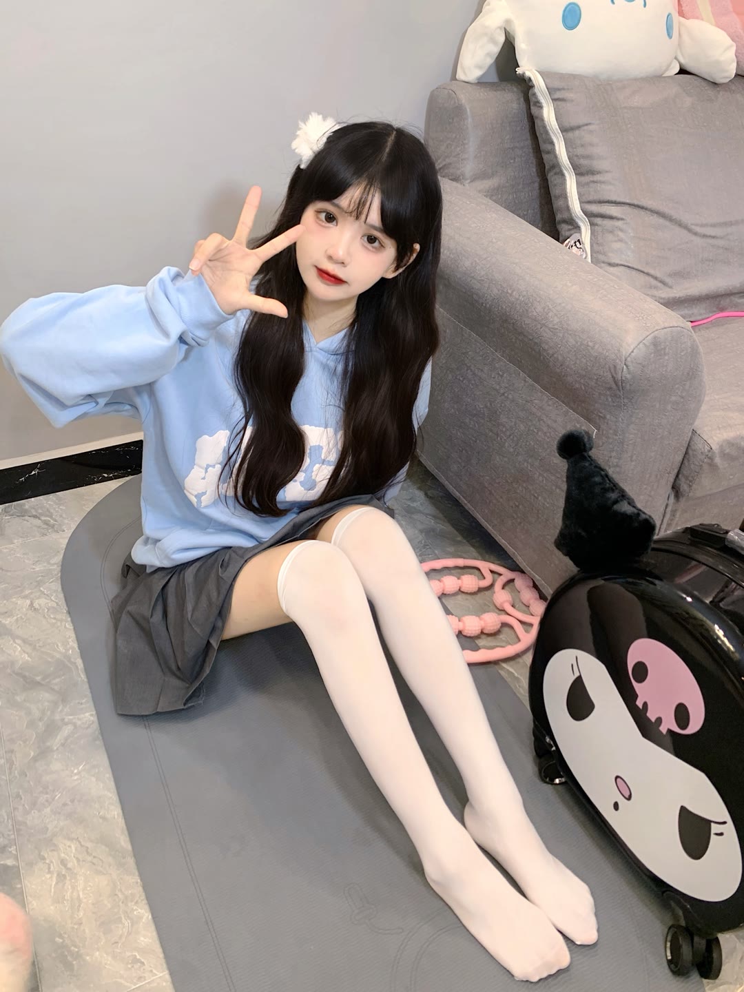 喜欢撸狗狗的白丝超白嫩的小萝莉插图1