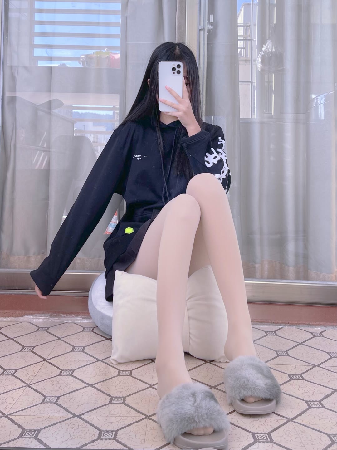 敲可爱的肉丝长头发短裙小姐姐美图-宪雯學网