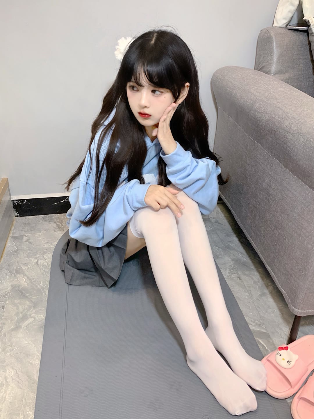 喜欢撸狗狗的白丝超白嫩的小萝莉插图3