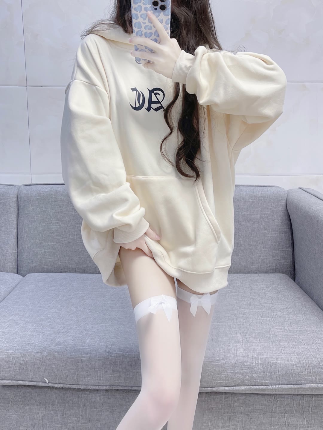 家里的过膝白丝卫衣体操裤小姐姐插图5