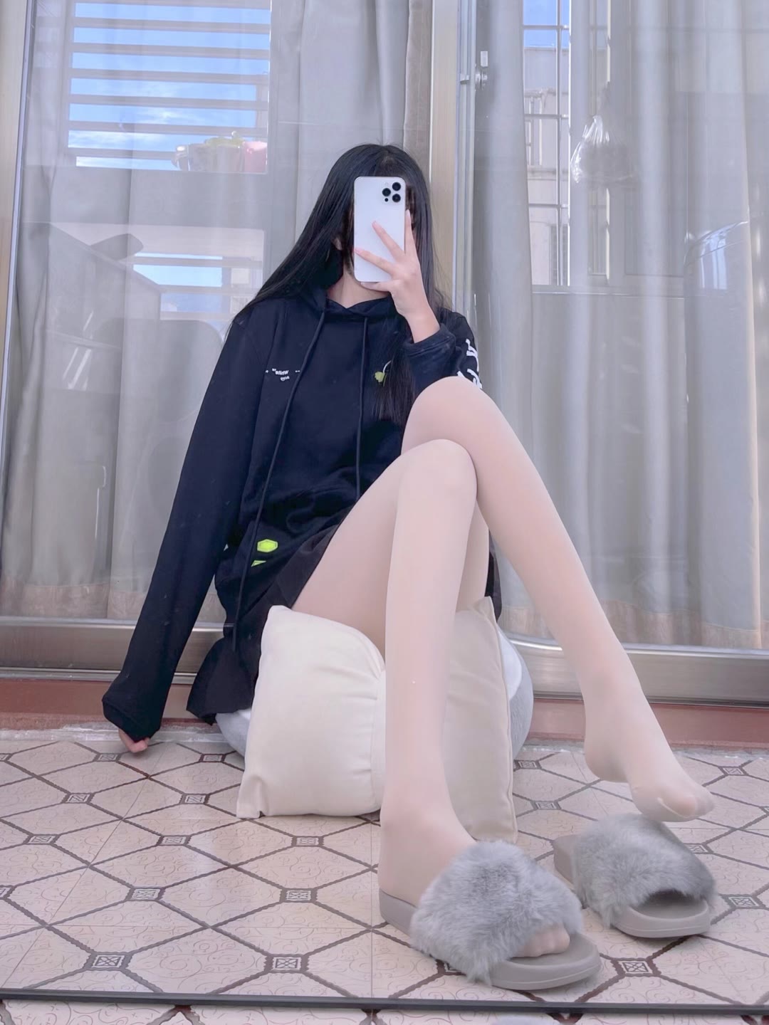 敲可爱的肉丝长头发短裙小姐姐美图-宪雯學网