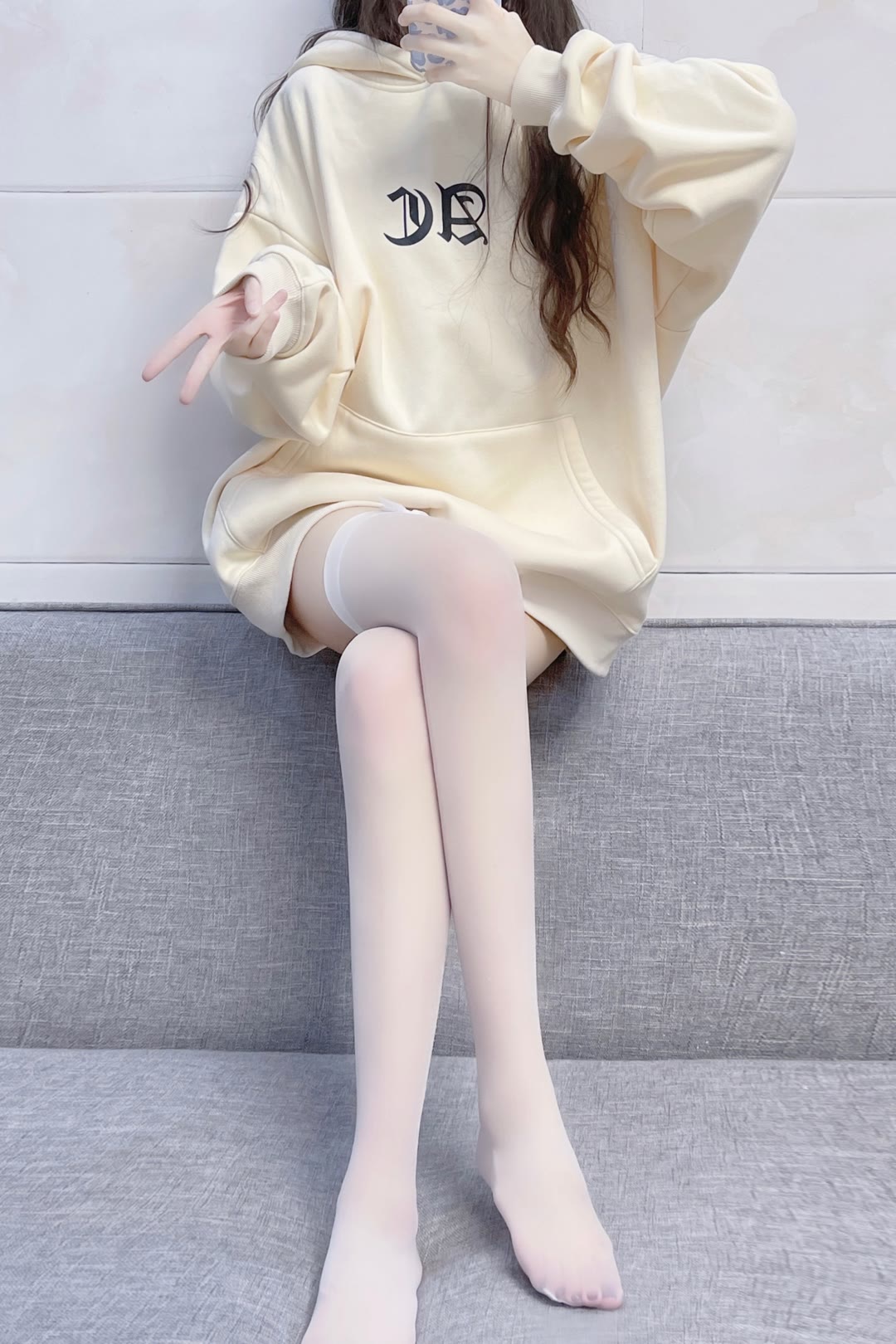 家里的过膝白丝卫衣体操裤小姐姐插图7