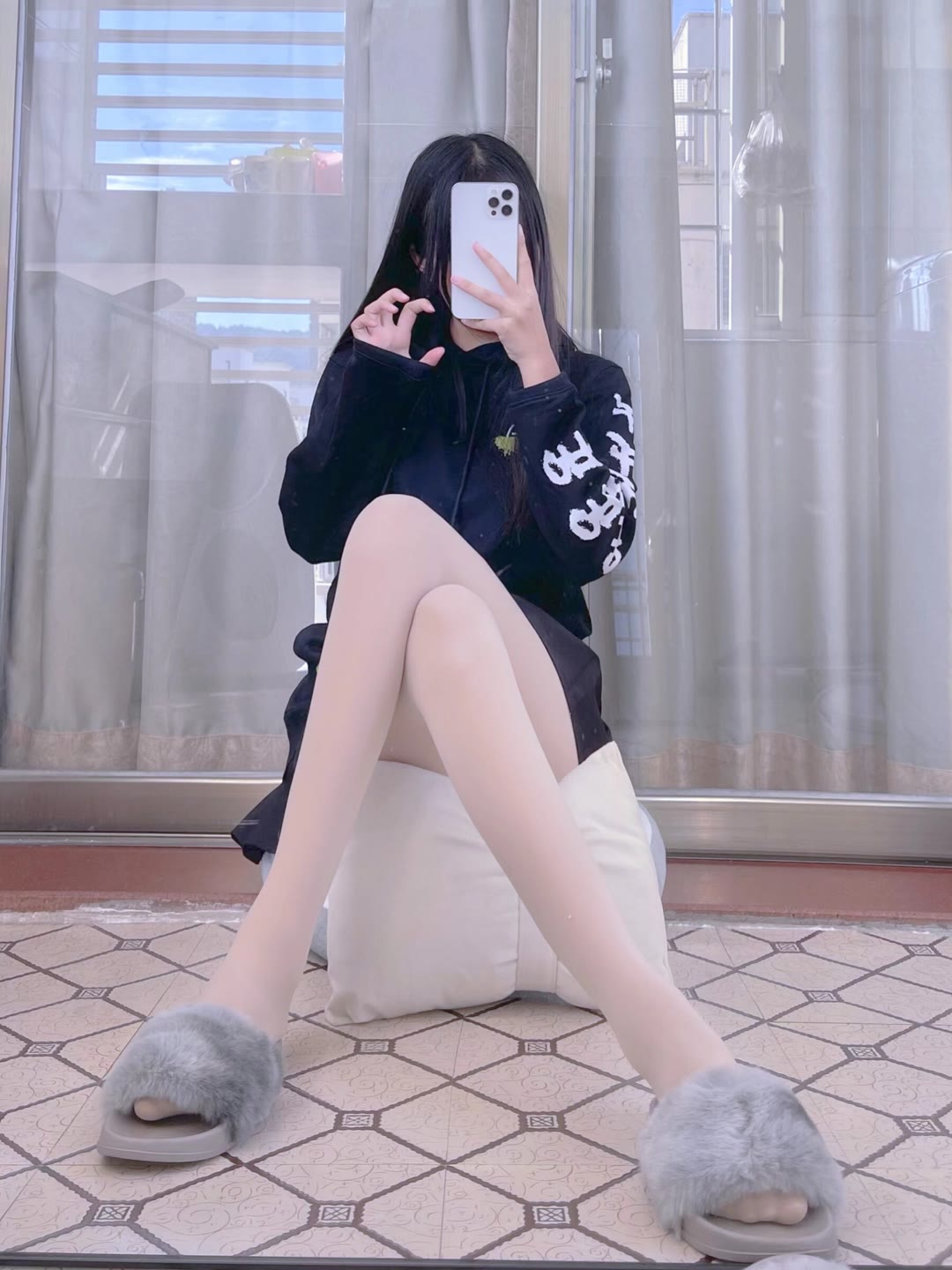 敲可爱的肉丝长头发短裙小姐姐美图-宪雯學网